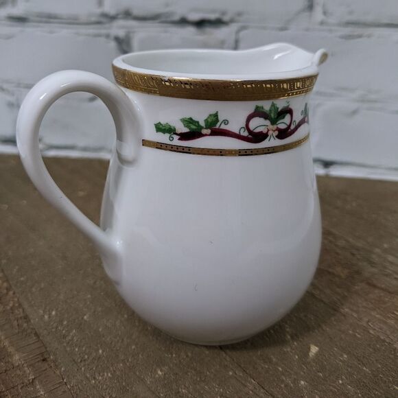 Royal Heritage Winter Garland creamer - Picture 6 of 6